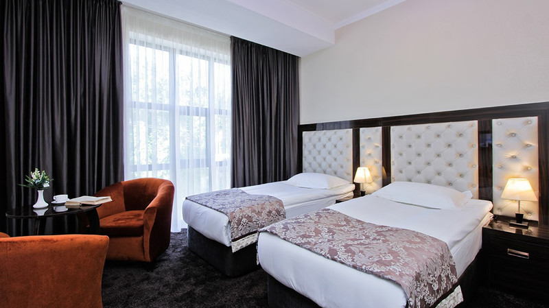 На какую сумму гостиницы КР предоставили услуги туристам за последние 4 года? &mdash; Tazabek