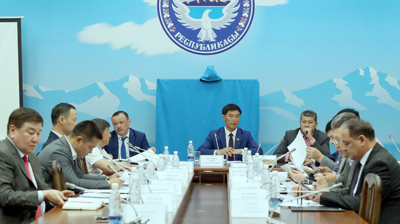 В бюджетном комитете ЖК возмутились отсутствием глав ГНС и Минэкономики на заседании &mdash; один из них на совещании, другой в отпуске &mdash; Tazabek