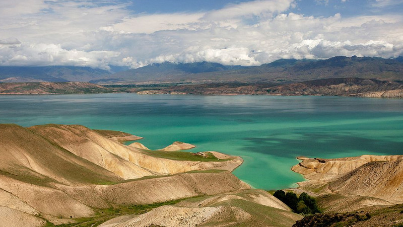 В Комиссию Кыргызстана и Узбекистана по использованию Орто-Токойского (Касансайского) водохранилища вошли 15 чиновников (фамилии) &mdash; Tazabek