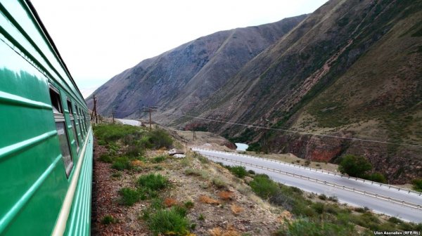 ЖД пути, находящихся на балансе  &laquo;Кристалла&raquo;, надо передать &laquo;Кыргыз темир жолу&raquo; без судебных исков, - депутаты &mdash; Tazabek