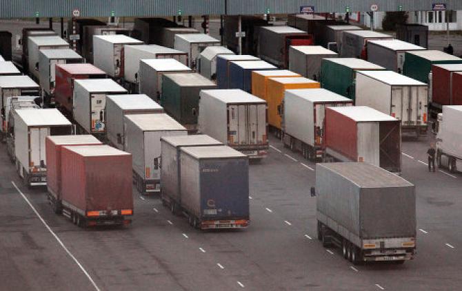 Минэкономики и ГТС предложили разрешить оформить авто, ввезенные в КР до 1 января 2015 года, по старым таможенным ставкам &mdash; Tazabek