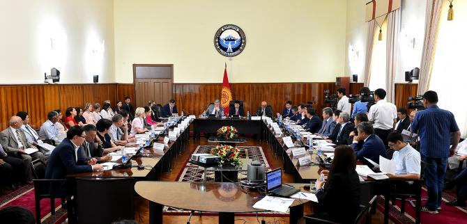 Правительство не собирается сокращать свои расходы на комуслуги и служебные поездки: По комуслугам &laquo;еле-еле&raquo; хватает &mdash; Tazabek