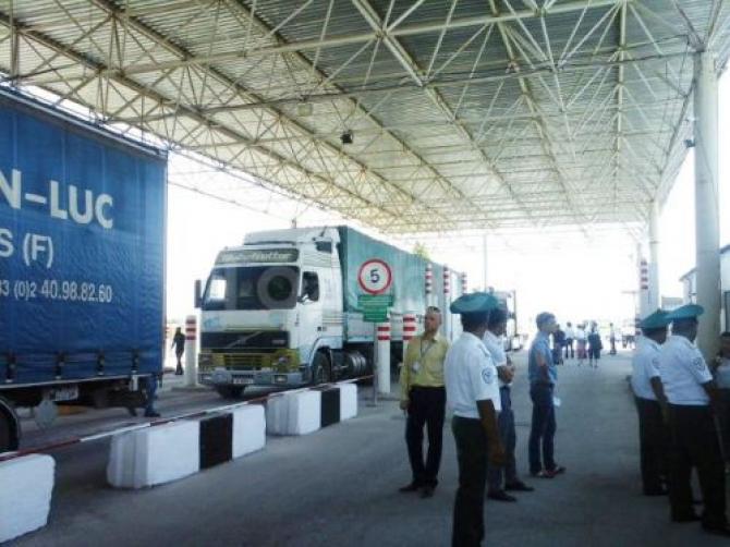 Через КПП &laquo;Ак-Тилек&raquo; ежедневно проходят 50 большегрузных машин, груз которых может достигать 1000 тонн сельхозпродукции &mdash; Tazabek