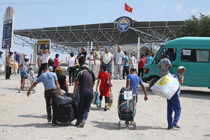 Правительство поручило ГСБЭП активизировать деятельность по пресечению незадекларированного ввоза ТНП и ГСМ на территорию КР &mdash; Tazabek