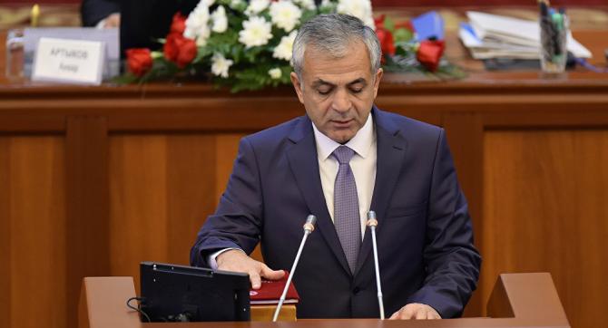 Депутат С.Джураев посоветовал правительству не брать 100 объектов для строительства, а взять 30 и завершить их &mdash; Tazabek