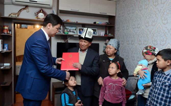 Семье инженера ОАО &laquo;НЭСК&raquo; О.Убайдиллаева от имени президента вручили Почетную грамоту и оказали материальную помощь &mdash; Tazabek