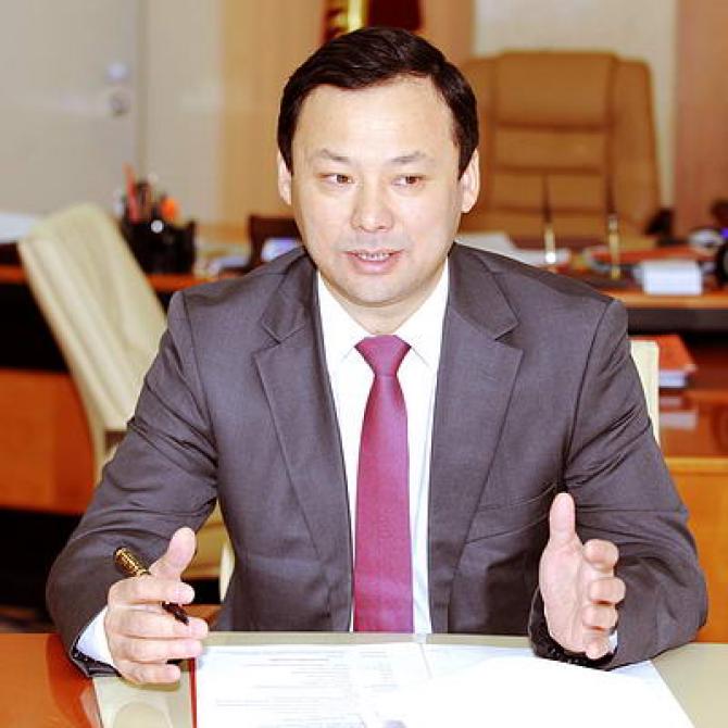 У 50% налоговиков нет домов и зарплата составляет 7 тыс. сомов, как они проверки проводят? - депутат Р.Казакбаев &mdash; Tazabek