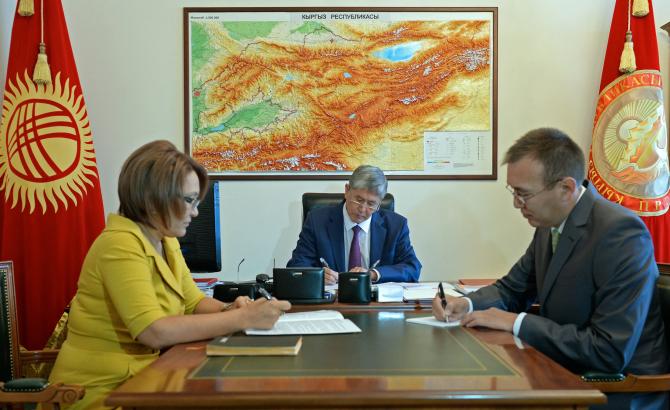 А.Атамбаев поручил рассмотреть возможность кредитования предпринимателей в рамках программ фонда КР-РФ со ставкой до 12% в нацвалюте и со ставкой до 7% в долларах &mdash; Tazabek