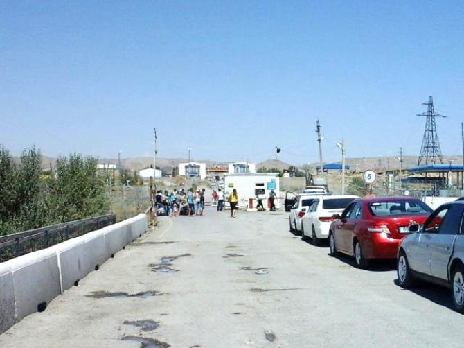 Казахские таможенники-консультанты все еще осуществляют контроль на казахской границе, - предприниматель &mdash; Tazabek