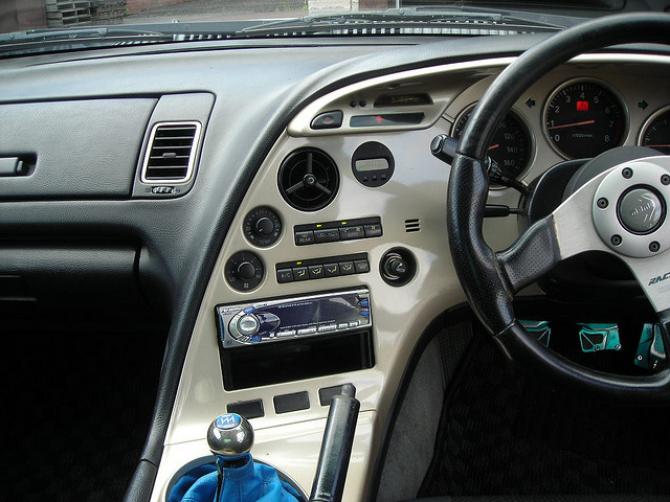 Комитет ЖК без обсуждений одобрил во II чтении перенос запрета на использование праворульных авто в коммерческих целях до 2020 года &mdash; Tazabek